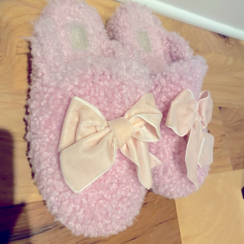 UGG slippers 💕🎀🌸 size 8